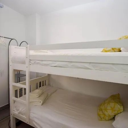 Ref 302 Front In Popular Riverina Apartment *